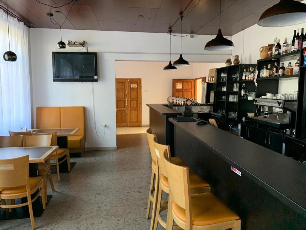 Pivovar Maly Janek - Restaurace, Penzion A Stany Jince Ngoại thất bức ảnh